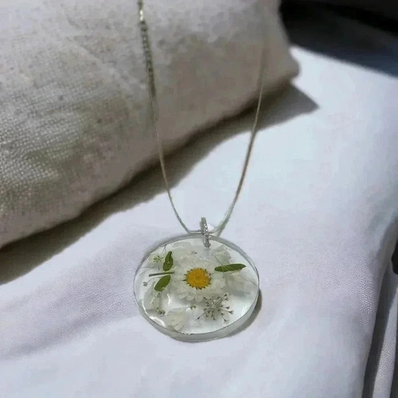 Floral Preservation Art-to-Wear Statement Necklace Daisy Fauna Resin Pendant 20" - Picture 1 of 6